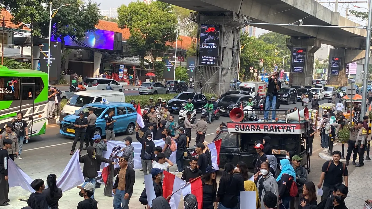 Demo di depan Gedung Kejaksaan Agung (Kejagung), Jakarta Selatan, Jumat (24/7/2026). (Liputan6.com/Ady Anugrahadi)