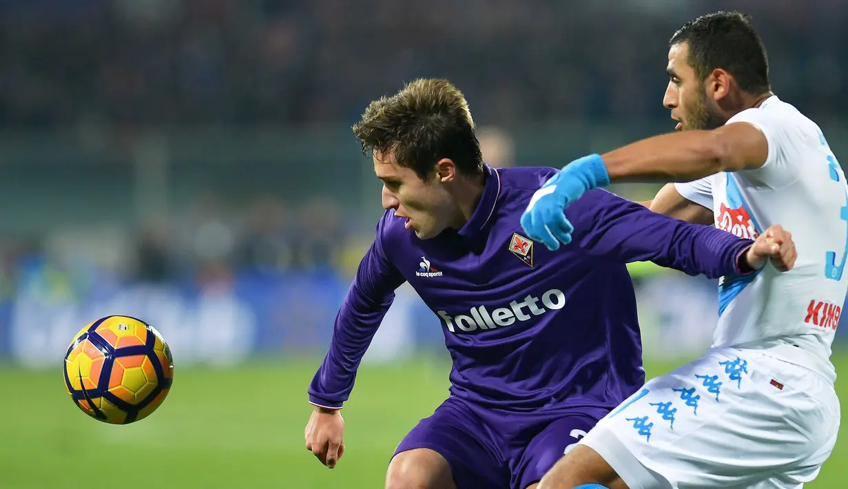 Pemain Fiorentina, Federico Chiesa (kiri) berebut bola dengan pemain SSC Napoli, Faouzi Ghoulam pada laga Serie A Italia di Artemio Franchi stadium, Florence, Italia, (22/12/2016).  (AFP/Alberto Pizzoli)