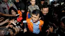 Gubernur Sumatera Utara Nonaktif, Gatot Pudjo Nugroho dan Evy Susanti tersenyum saat keluar dari gedung KPK, Jakarta, Jumat (25/9/2015). Gatot dan Evy berjanji akan buka-bukaan di Sidang Tipikor nanti. (Liputan6.com/Helmi Afandi)