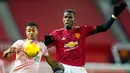 Gelandang Manchester United, Paul Pogba, berebut bola dengan pemain Sheffield United, Ethan Ampadu, pada laga Liga Inggris di Stadion Old Trafford,  Kamis (28/1/2021). MU takluk dengan  skor 1-2. (AP/Tim Keeton,Pool)