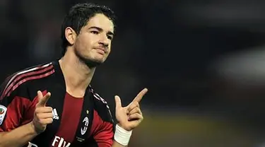 Selebrasi gol dari Alexandre Pato yang menyumbang dua gol kemenangan 3-1 AC Milan dari Chievo di San Siro, 16 Oktober 2010.AFP PHOTO/OLIVIER MORIN