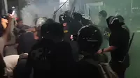 Demo di Kota Serang Ricuh: Massa Bawa Bambu dan Lempar Batu, Polisi Tembakkan Gas Air Mata
