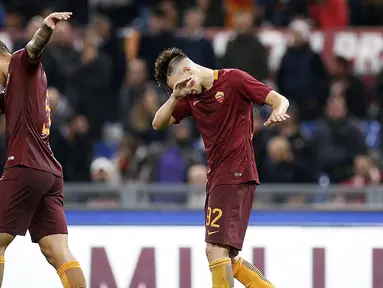 Aksi pemain AS Roma, Stephan El Shaarawy (kanan) dan Leandro Paredes saat merayakan kemenangan timnya atas Palermo 4-1 pada lanjutan Serie A di Olimpico stadium, Roma, Senin (24/10/2016) dini hari WIB. (EPA/Riccardo Antimiani)