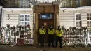 Aparat kepolisian berjaga di luar gedung Kedutaan Besar Myanmar di London, Rabu (7/4/2021). Polisi London dilaporkan dipanggil untuk menghentikan staf Kedubes Myanmar kembali memasuki gedung. (AP Photo/Alberto Pezzali)