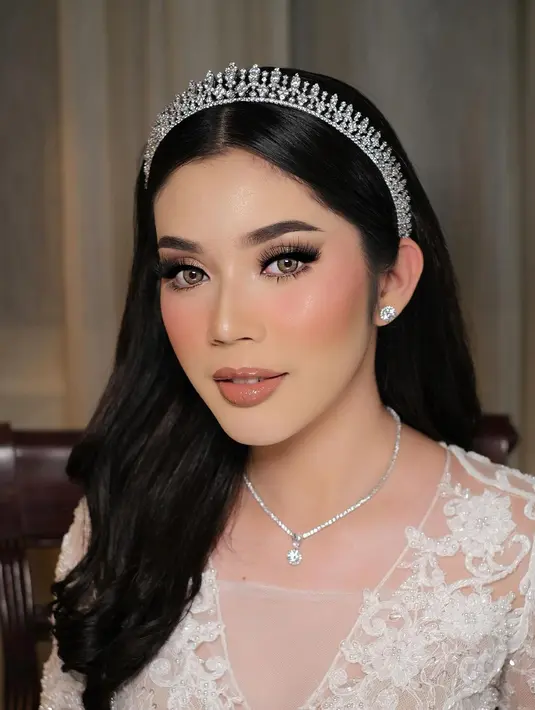 Gaun klasik berwarna putih tersebut dilengkapi dengan tiara dan kalung berlian  yang cantik. Penampilannya bak princess, ya? [Foto: IG/heramua].