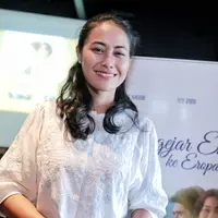 Banyak pengalaman didapatkan saat melakoni syuting di berbagai daerah. Putri Ayunda salah satu pemeran dalam film Mengejar Embun ke Eropa mendapatkan banyak ilmu saat menjalani syuting di Pulau Muna. (Adrian Putra/Bintang.com)