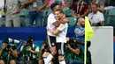 Gelandang Jerman, Leon Goretzka melakukan selebrasi bersama rekannya usai mencetak gol ke gawang Meksiko pada pertandingan semifinal Piala Konfederasi 2017 di Stadion Fisht, Sochi, Rusia, (29/6). Jerman menang 4-1 atas Meksiko. (AP Photo/Martin Meissner)