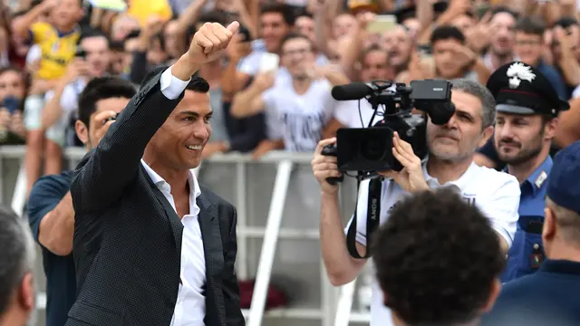 Saat Cristiano Ronaldo Disambut Tifosi Juventus
