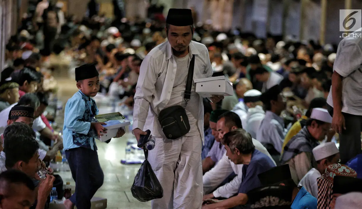 Umat muslim membawa nasi kotak saat mengikuti buka puasa bersama di Masjid Istiqlal, Jakarta, Senin (6/5/2019). Menu berbuka puasa di Masjid Istiqlal setiap harinya selalu berubah. (Liputan6.com/Faizal Fanani)