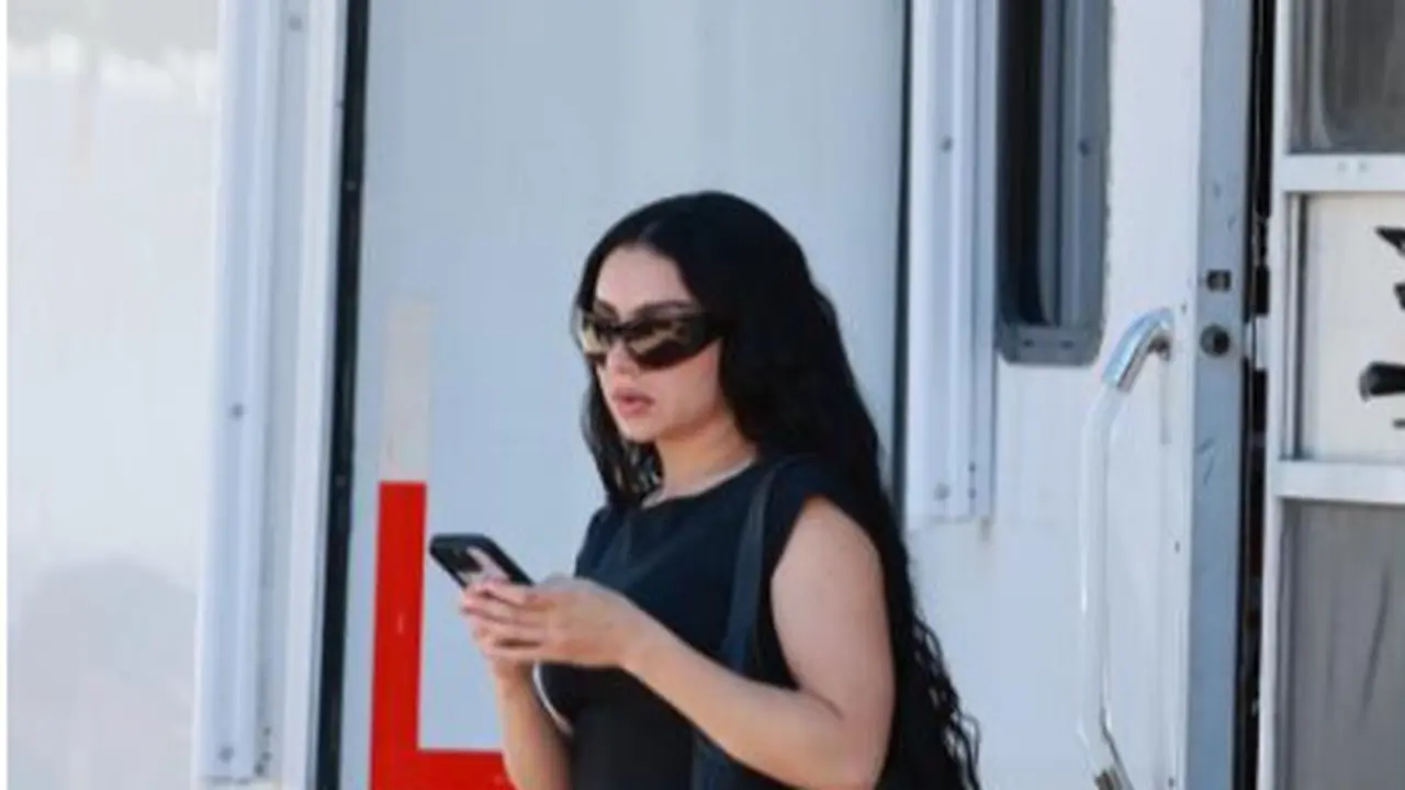 Charli XCX Tampil Grunge Feminin dengan Tas Coach Tabby Seharga Rp7 Jutaan di MV 'Party 4 U'
