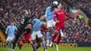 Striker Liverpool, Darwin Nunez (kanan) berduel udara dengan bek Manchester City, Manuel Akanji dalam sebuah kemelut di depan gawang Liverpool pada laga pekan ke-28 Premier League 2023/2024 di Anfield Stadium, Liverpool, Minggu (10/3/2024). (AP Photo/Jon Super)