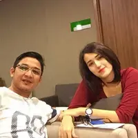Adelia Pasha mengunggah foto bersama sang suami ketika mereka melakukan check up bayi. Seperti diketahui, Adelia tengah mengandung anak ketiganya dengan Pasha Ungu. (via instagram/@adeliapasha)