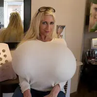 Ini dia wanita denga payudara terbesar di dunia.