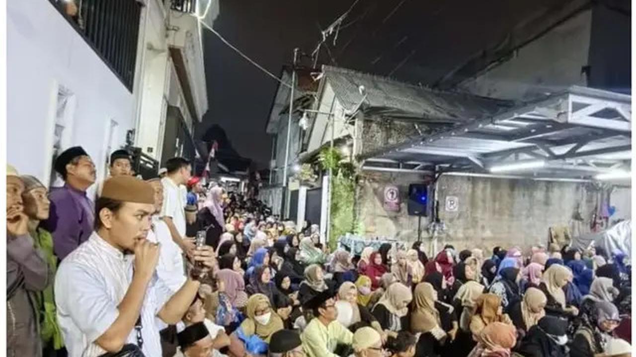 7 Potret Rumah Mpok Alpa Dipadati Ribuan Jemaah saat Tahlilan 7 Hari, Penuh Haru