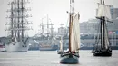 Sejumlah kapal-kapal layar tinggi berpartisipasi dalam Parade Sail di Boston, AS (17/6). Dalam acara parade maritim ini diperkirakan 2 juta orang ikut berpartisipasi. (AP Photo / Michael Dwyer)