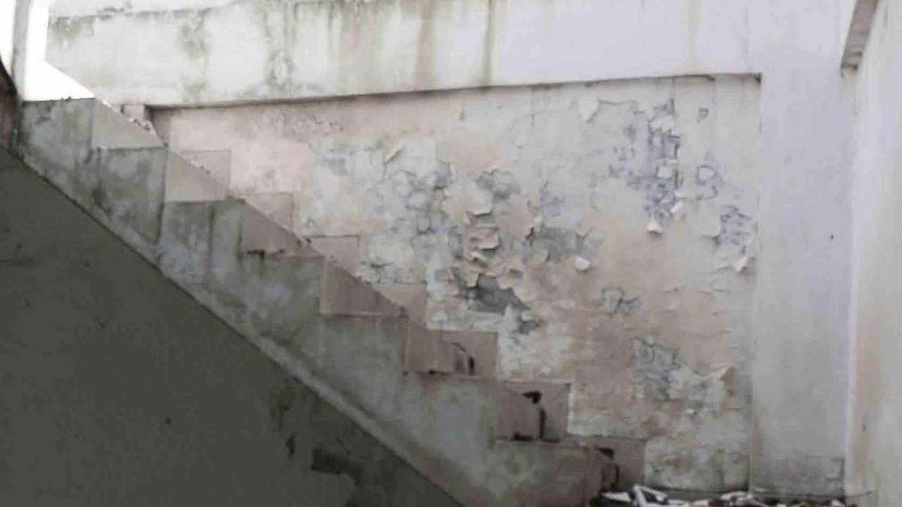 Ini kondisi bagian interior salah satu rumah mewah. Tampak cat pada dinding mengelupas dan plafon sudah runtuh.
