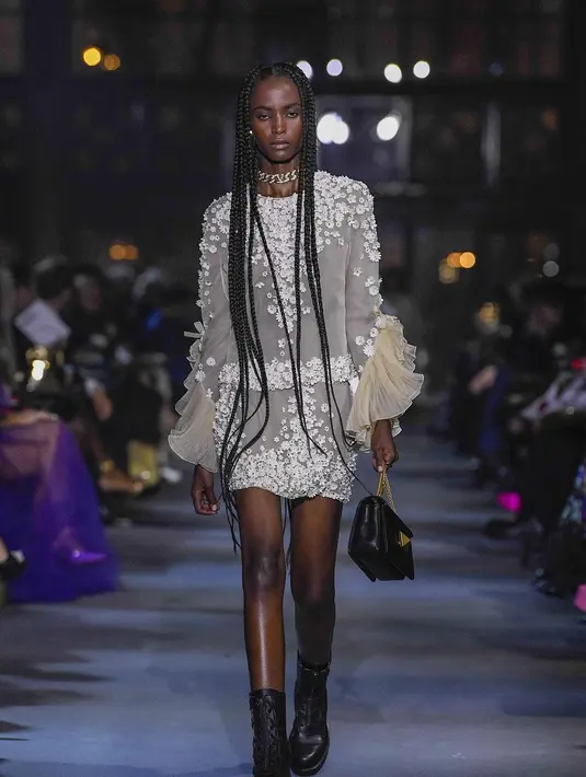 Meski begitu, Direktur Kreatif Pierpaolo Piccioli tetap tidak meninggalkan DNA rancangannya. (dok/valentino).