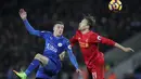 Aksi pemain Leicester City,  Jamie Vardy (kiri) berduel dengan pemain Liverpool, Lucas Leiva pada lanjutan Premier League di King Power Stadium, Leicester, (27/2/2017). Leicester City menang 3-1.  (Nick Potts/PA via AP)