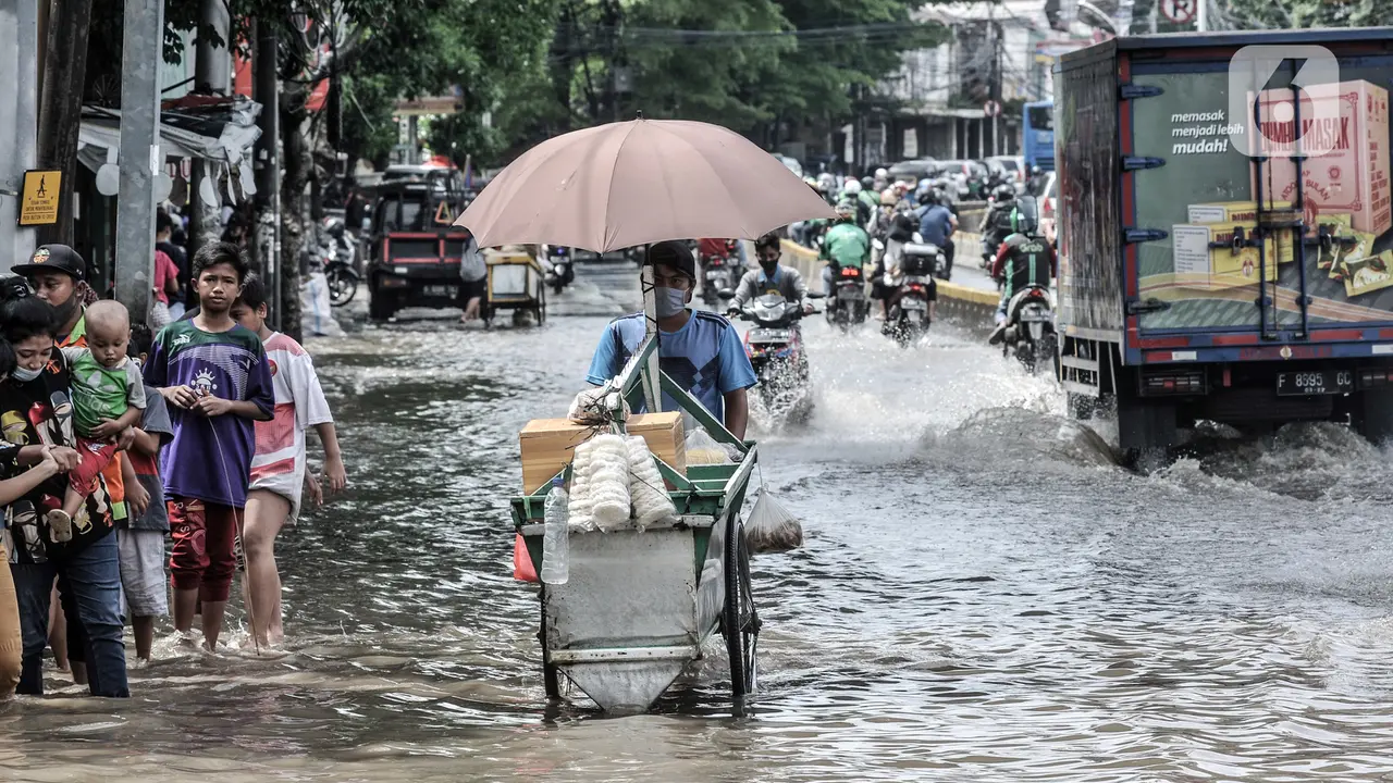 FOTO: Banjir Lumpuhkan Jalan Jatinegara Barat