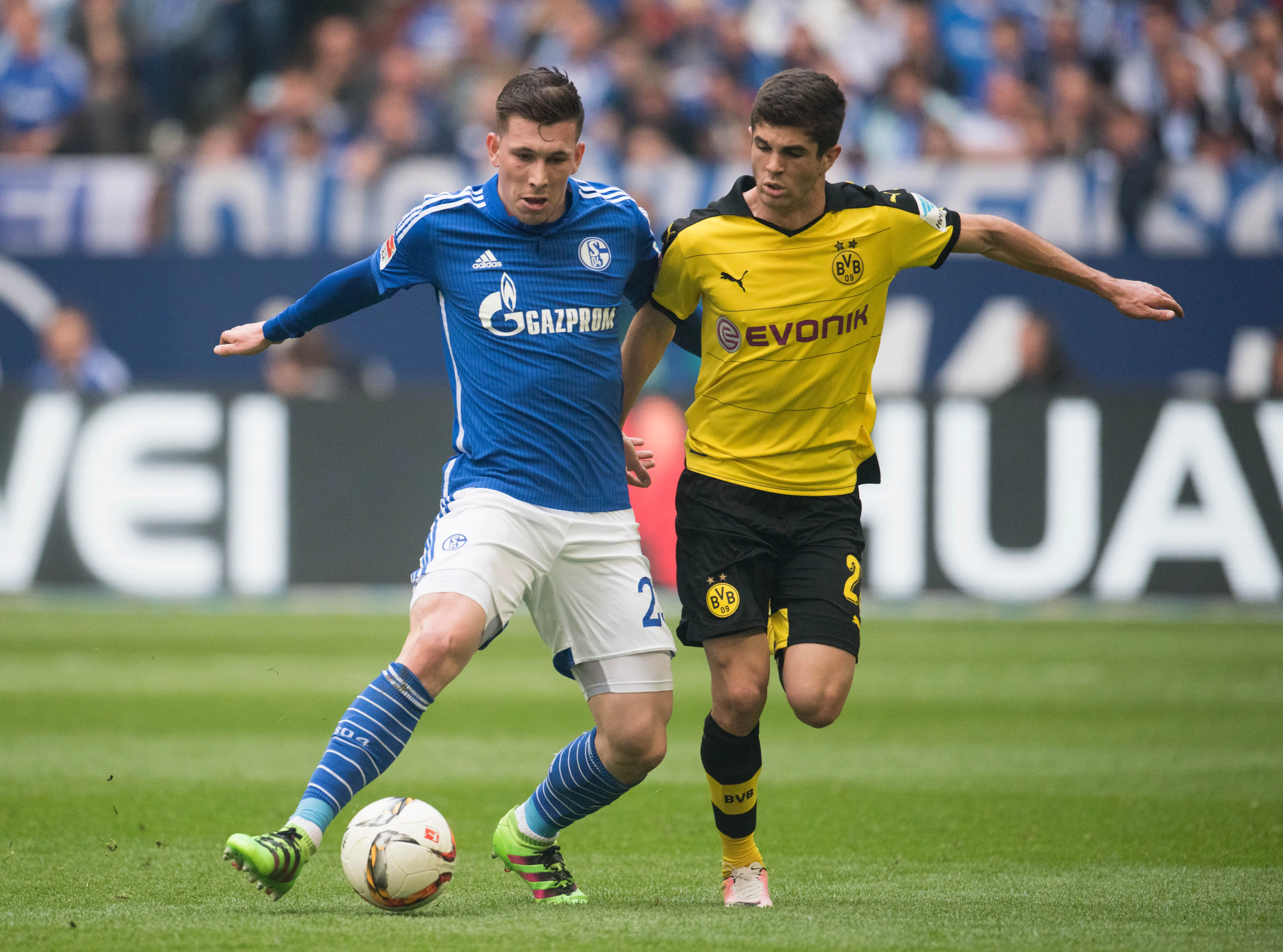 Gelandang Borussia Dortmund, Christian Pulisic (kanan) berjibaku kontra pemain Schalke, Pierre Emile Hojbjerg, beberapa waktu lalu. Pulisic mendapat panggilan membela timnas AS pada ajang Copa Amerika Centenario.  (EPA/Bernd Thissen)