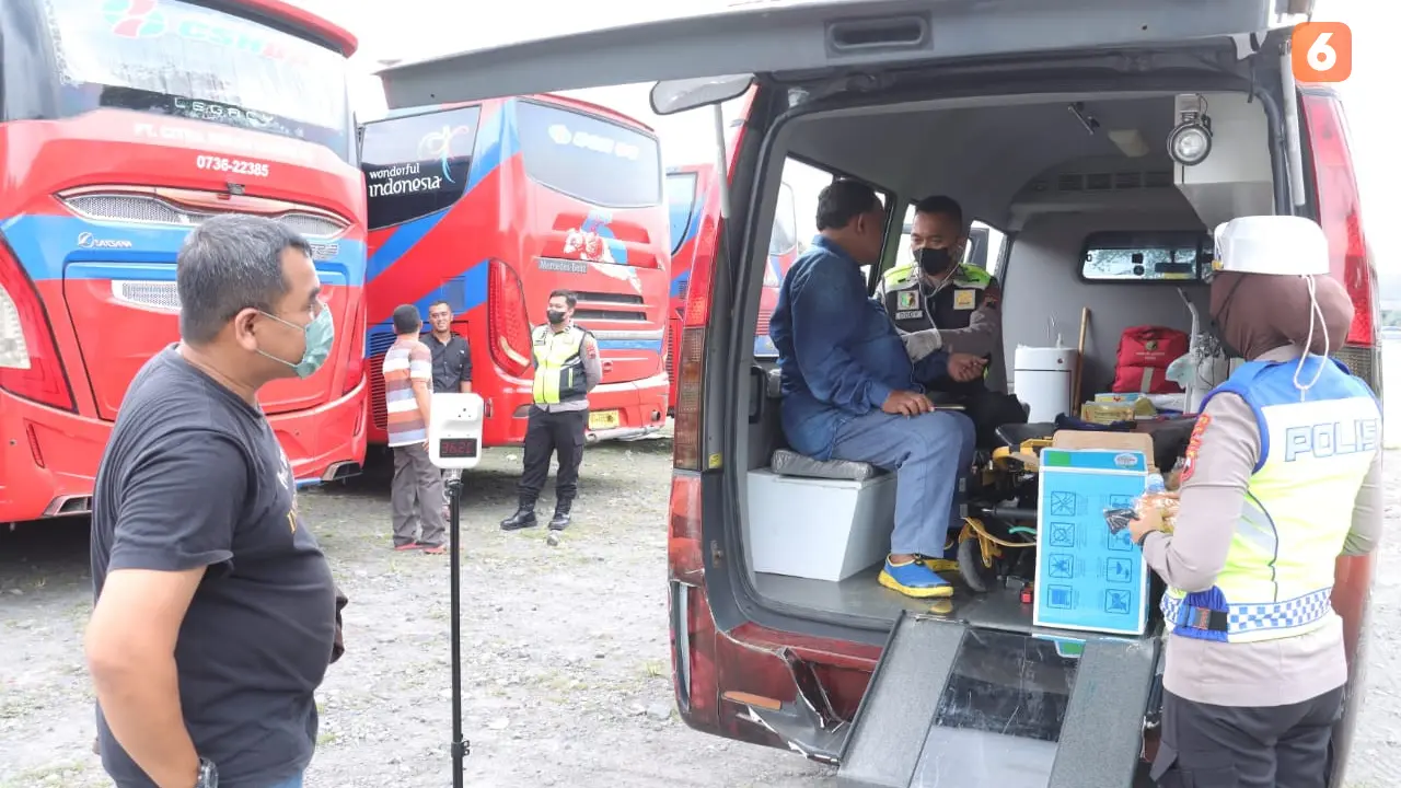 Layanan Cek Kesehatan Sopir Bus Rombongan Peserta Muktamar Muhammadiyah