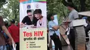 Sebuah banner ajakan untuk memeriksa HIV/AIDS di Taman Suropati, Menteng, Jakarta, Minggu (29/11/2015). (Liputan6.com/Angga Yuniar)