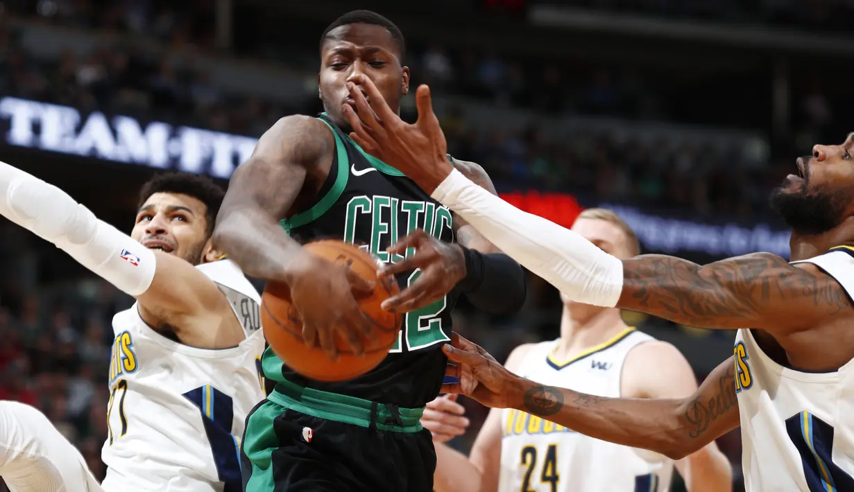 Aksi pemain Boston Celtics, Terry Rozier (tengah) melewati kepungan pemain Denver Nuggets pada laga NBA basketball game di Pepsi Center, Denver, (29/1/2018). Celtics menang 111-110. (AP/David Zalubowski)