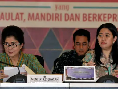 Menkes Nila F Moeloek (kiri) dan Menko PMK Puan Maharani saat Rapat Koordinasi tingkat menteri, Jakarta, Kamis (18/6/2015). Rakor tersebut membahas Persiapan Sail Tomini dan Festival Boalemo 2015. (Liputan6.com/Johan Tallo)