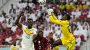 Penjaga gawang Qatar Meshaal Barsham melakukan penyelamatan selama pertandingan grup A Piala Dunia 2022 di Stadion Al Thumama di Doha, Qatar, Jumat (25/11/2022). Senegal menang atas tuan rumah Qatar dengan skor 3-1. (AP Photo/Thanassis Stavrakis)
