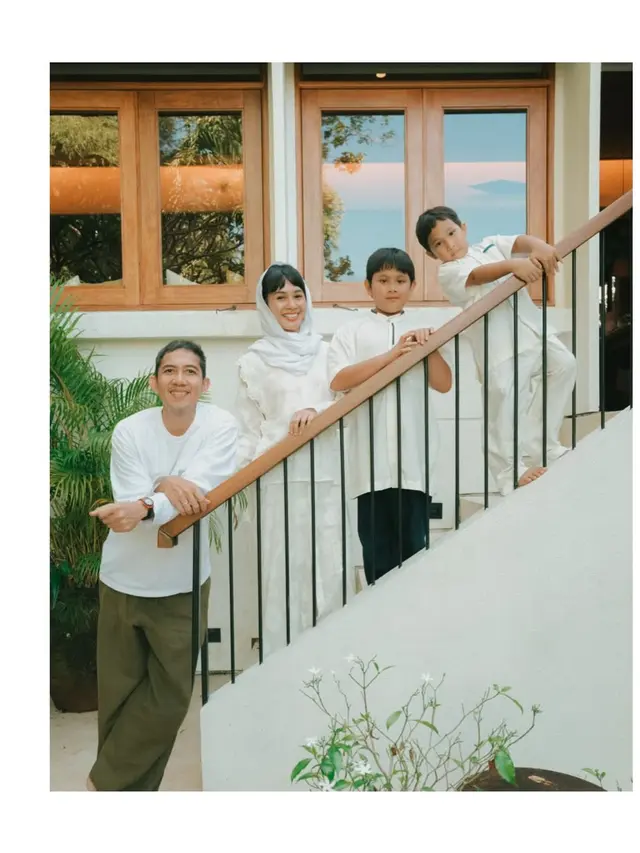 Warna Warni Busana Lebaran Keluarga Artis Tanah Air, dari Nagita Slavina hingga Maudy Ayunda