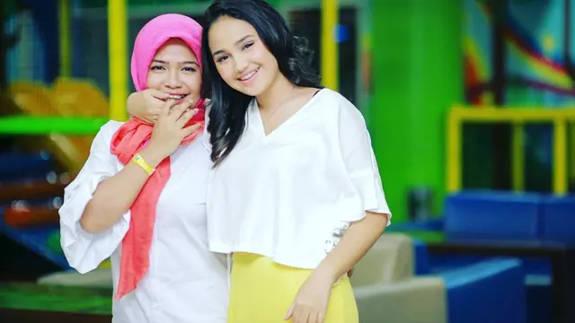 6 Potret Kebersamaan Syifa Hadju dan Ibunda, Bak Kakak Adik