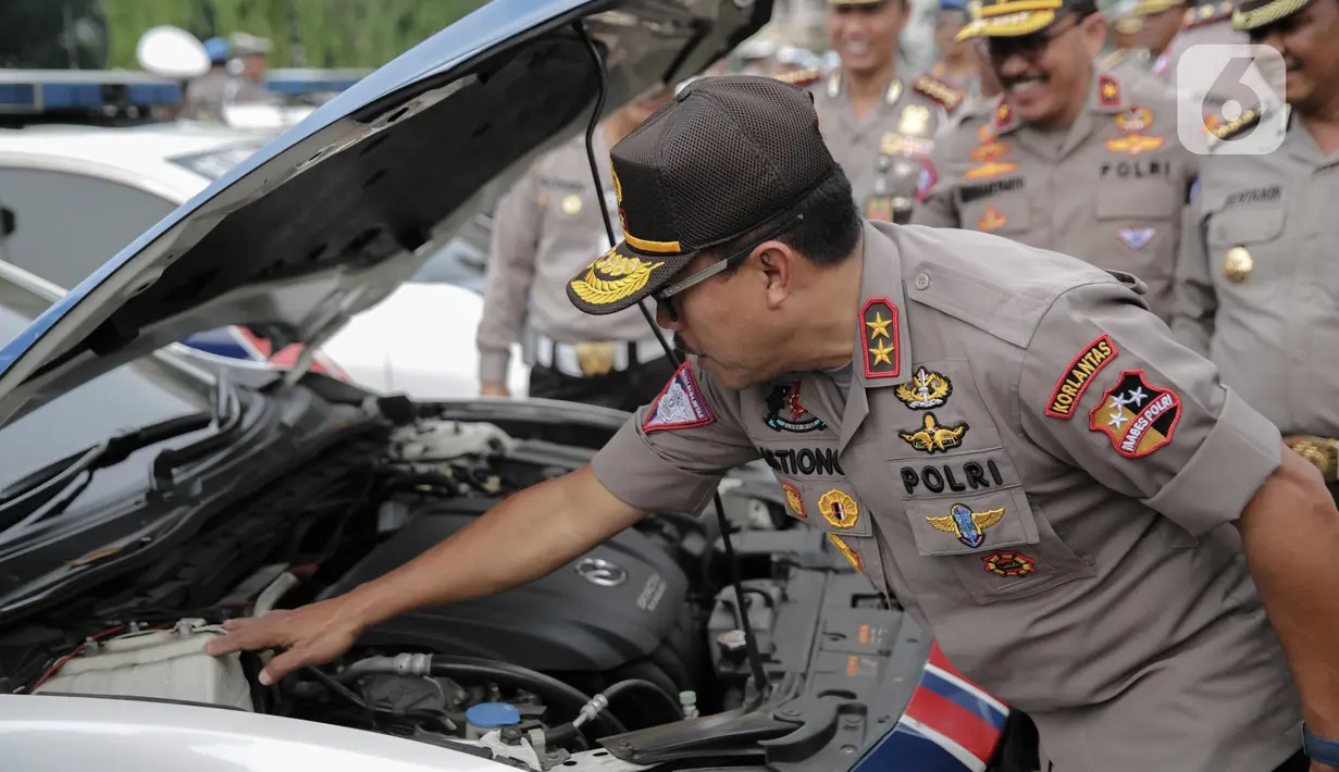 Kakorlantas Polri Irjen Istiono mengecek fasilitas kendaraan pengamanan perayaan Natal 2019 dan Tahun Baru 2020 di Parkir Timur GBK, Jakarta, Senin (25/11/2019). Kendaraan yang dicek meliputi motor patwal, mobil patroli dan pengawasan jalan hingga angkutan derek. (Liputan6.com/Faizal Fanani)
