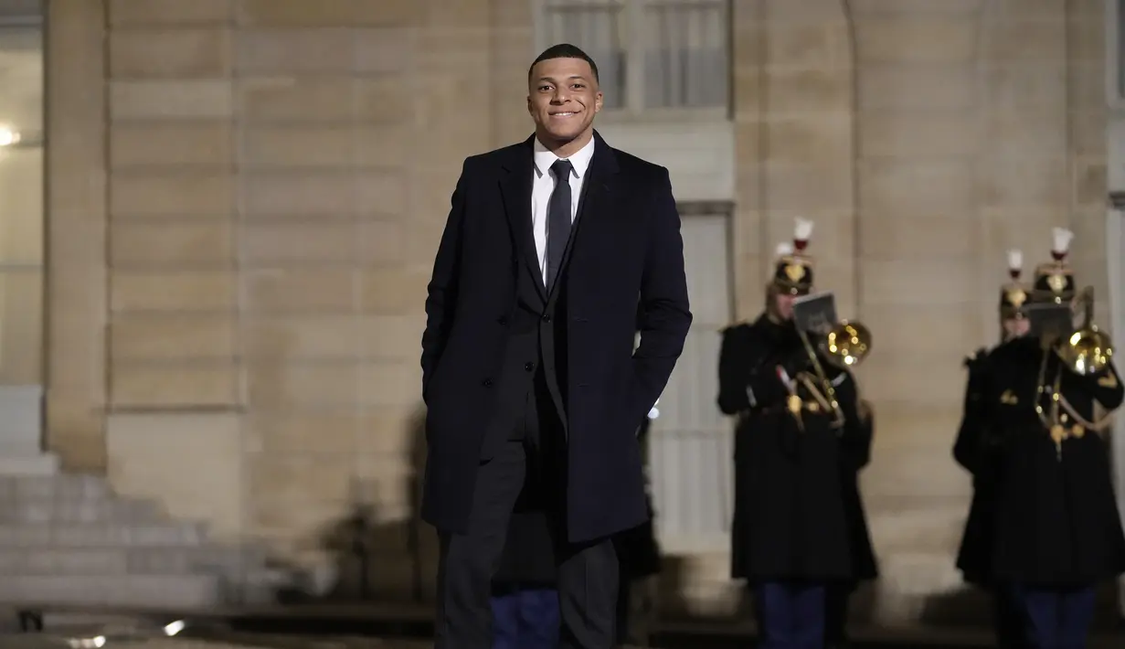 Pemain PSG, Kylian Mbappe berpose saat diundang menjadi salah satu tamu di Istana Elysee, Prancis, Selasa (27/2) malam waktu setempat. Mbappe diundang dalam acara makan malam oleh Presiden Prancis, Emmanuel Macron untuk menghormati kedatangan Emir Qatar, Sheikh Tamin bin Hamad Al-Thani (AP Photo/Thibault Camus)