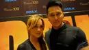 Mengenakan busana serba hitam, Demian dan Sara Wijayanto tak canggung memperlihatkan kedekatan mereka di Premiere film Godzilla, XXI Gandaria City, Selasa (14/5/2014) (Liputan6.com/Faisal R Syam).