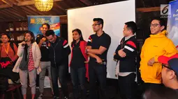 Para mentor memberi materi saat malam keakraban di Jambore Citizen Journalist Academy Energi Muda Pertamina di Cikole, Bandung (15/11). Pada malam keakraban ini finalis menjalani beberapa rangkaian acara menjelang Awarding. (Liputan6.com/Helmi Afandi)