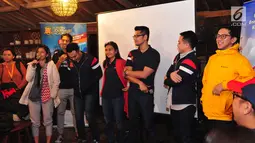 Para mentor memberi materi saat malam keakraban di Jambore Citizen Journalist Academy Energi Muda Pertamina di Cikole, Bandung (15/11). Pada malam keakraban ini finalis menjalani beberapa rangkaian acara menjelang Awarding. (Liputan6.com/Helmi Afandi)