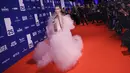 Florence Pugh berpose saat menghadiri British Independent Film Awards ke-25 di London, Inggris pada Minggu, 4 Desember 2022. Dia menambahkan beberapa inci ke tubuhnya yang patut ditiru dengan sepasang sepatu hak bertali dan melengkapi pakaiannya dengan bunga mawar yang lembut. (Photo by Vianney Le Caer/Invision/AP)