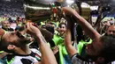 Bek Juventus, Leonardo Bonucci bersama Gonzalo Higuain merayakan gelar juara Piala Coppa Italia di stadion Olimpico, Roma, (18/5). Juventus telah meraih 12 gelar Piala Coppa Italia. (AP Photo/Gregorio Borgia)