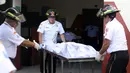 Petugas pemadam membawa jenazah korban kebakaran sebuah asrama penampungan anak-anak di Guatemala, Rabu (8/3). Sedikitnya 19 perempuan muda berusia 14 -17 tahun tewas akibat luka bakar parah. (HO/GUATEMALAN VOLUNTEER FIREFIGHTERS/AFP)