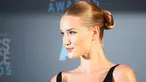 Model Rosie Huntington Whiteley tampil cantik saat tiba pada ajang Critics' Choice Awards ke-21 di Santa Monica, California, Minggu (17/1). Rosie Huntington merupakan tunangan aktor Jason Statham. (REUTERS/Danny Moloshok)