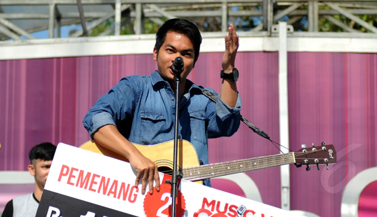 Pemenang kedua Music Video Contest, Dibya Dika saat tampil di atas panggung inBox SCTV di Cibinong Square, Bogor, Kamis (29/1/2015). Dibya Dika berhak menjadi pemenang kedua setelah mendapat 21.776 likes. (Liputan6.com/Helmi Fithriansyah)