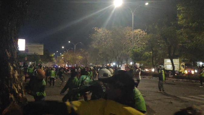 Demo Ricuh di Makassar, Massa Berjaket Ojol Kejar Mahasiswa hingga Masuk Kampus