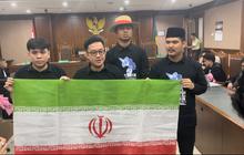 Bendera Palestina Berkibar dan Desakan Prabowo Keluar dari BoP Warnai Sidang Vonis Delpedro Cs