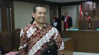 Mantan Wakil Ketua DPRD Lampung Tengah, J Natalis Sinaga usai sidang dakwaan di Pengadilan Tipikor, Jakarta, Senin (2/7). J Natalis Sinagadidakwa menerima suap Rp9,6‎ miliar dari Bupati non-aktif Lampung Tengah, Mustafa. (Liputan6.com/Helmi Fithriansyah)