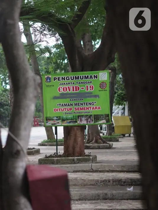 Spanduk pemberitahuan penutupan dipasang di area Taman Menteng, Jakarta, Selasa (3/11/2020). Masih tingginya kasus covid-19 menyebabkan sejumlah fasilitas umum dan fasilitas sosial di Ibu Kota belum beroperasi normal sejak ditutup selama beberapa bulan lalu. (Liputan6.com/Immanuel Antonius)