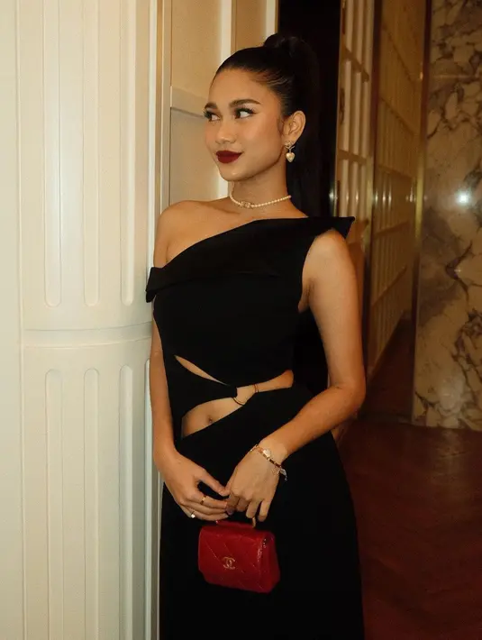 Yang lebih menarik lagi, adalah makeup Azizah di malam tersebut. [Foto: Instagram/azizahsalsha_]