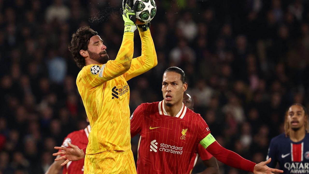 Aksi Alisson Becker tahan gempuran PSG