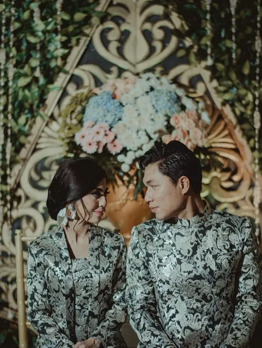 Pernikahannya dengan Monica itu juga tidak akan digelar mewah seperti kebanyakan selebriti. Rizal mengaku akan menikah secara sederhana dan hanya dihadiri dua keluarga mempelai. (Instagram/monicaimas)