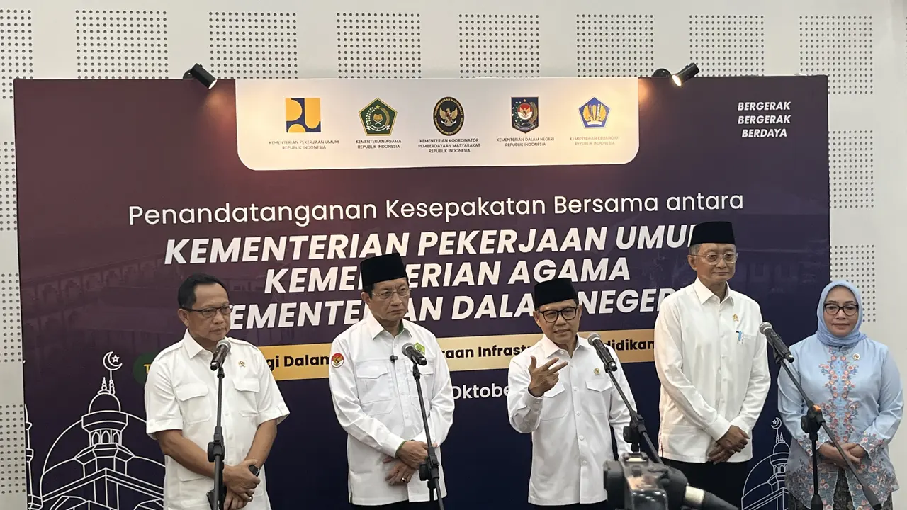 Menteri Koordinator Bidang Pemberdayaan Masyarakat (Menko PM) Muhaimin Iskandar di Kantor Kemenko PM di Jakarta, Selasa (14/10/2025).
