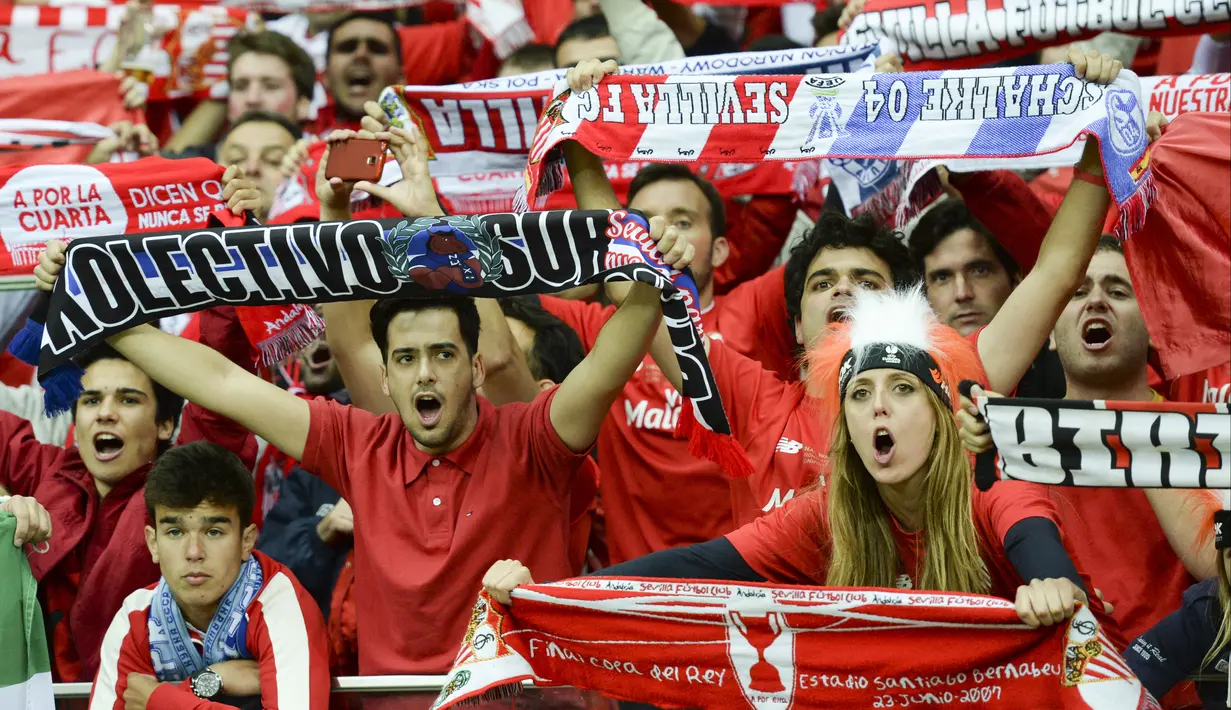 Kegembiraan suporter Sevilla. (AP/Alik Keplicz)